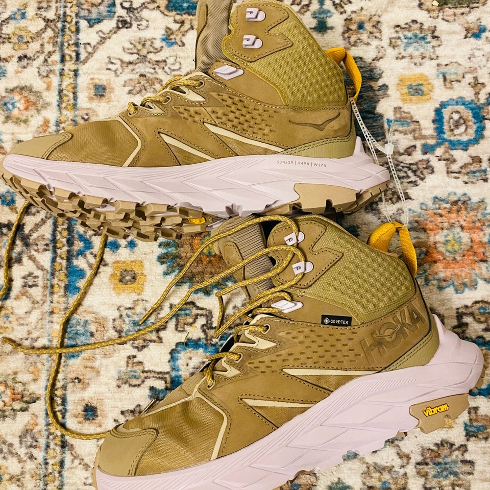 New beautiful Women’s Hoka Hiking shoes, size 10